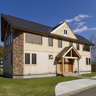 Hana and Jo - Exterior