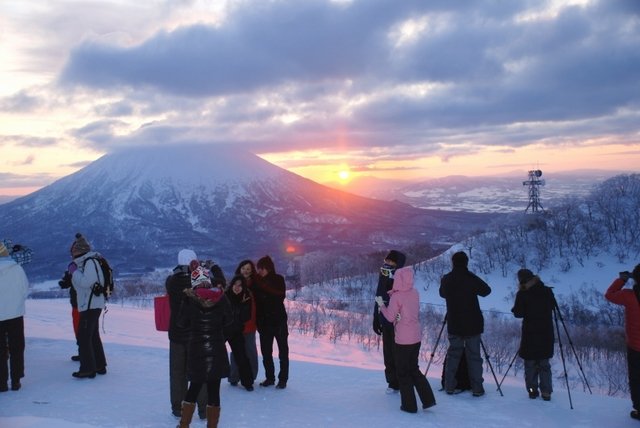Niseko village sunrise gondola medium